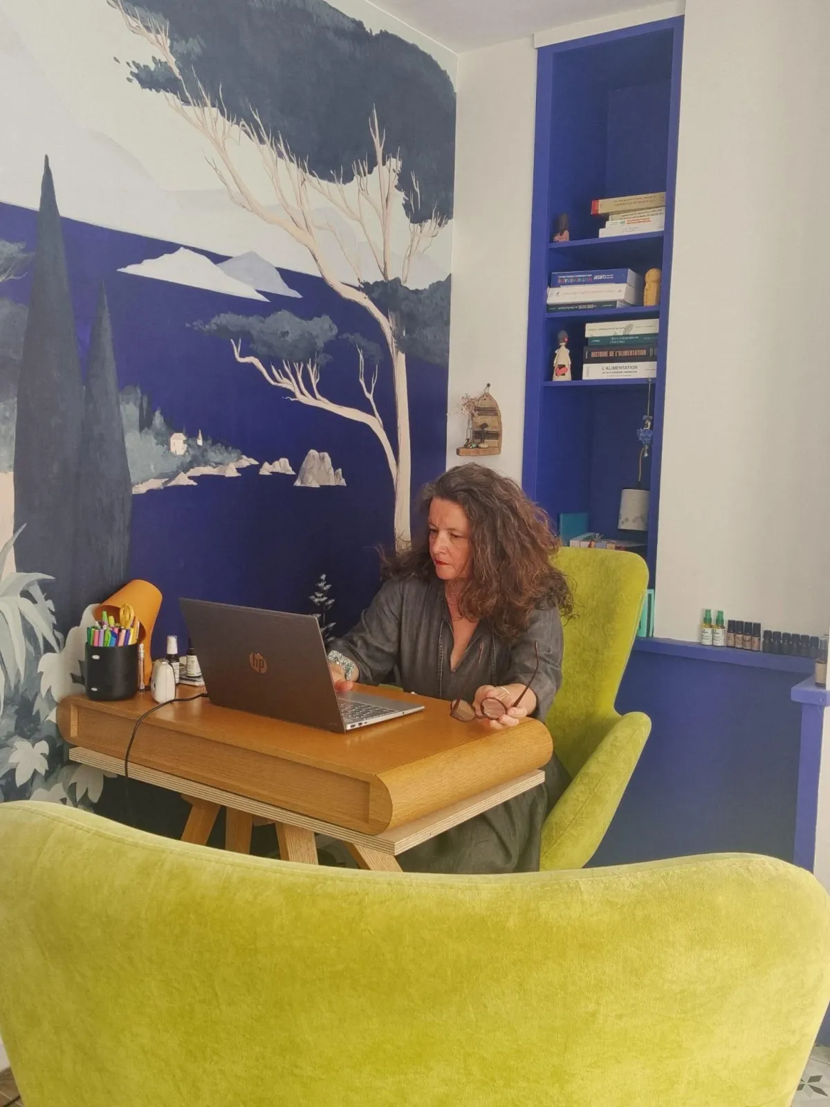 Claire Marino dans son cabinet, 21 rue Rollin, Paris 5